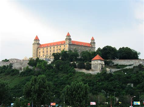 File:Bratislavsky hrad.JPG   Wikimedia Commons