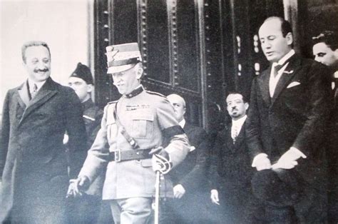 File:Enrico De Nicola, il re e Mussolini all uscita di ...