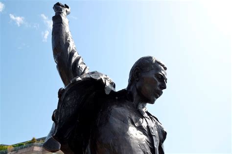 File:Freddie Mercury statue..JPG   Wikimedia Commons