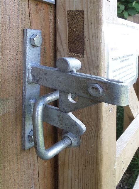 File:Gate latch mechanism, simple.JPG   Wikimedia Commons