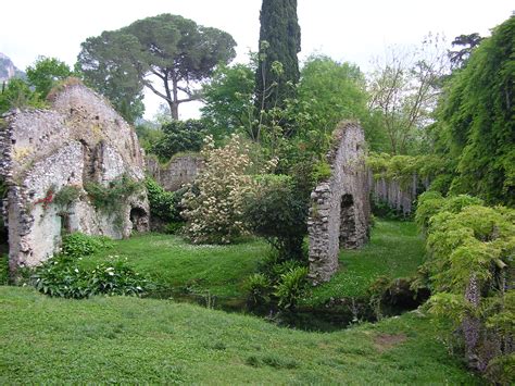 File:Giardino di Ninfa, rovine della città..JPG ...