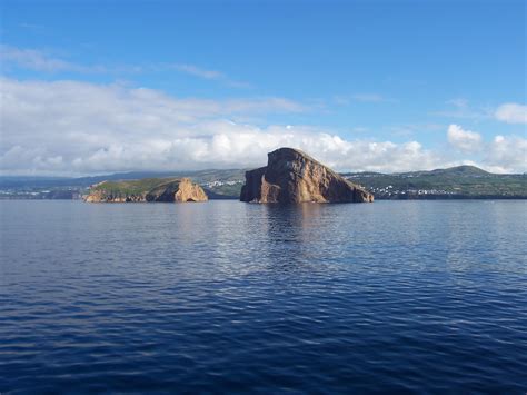File:Ilhéus das Cabras, vistos do Mar, ilha Terceira ...