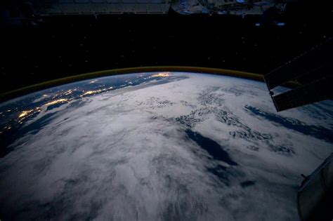 File:La Tierra de noche desde el espacio.ogv Wikimedia ...