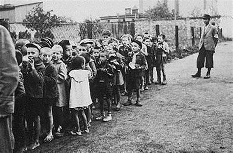 File:Lodz Ghetto children deportation to Chelmno.jpg ...