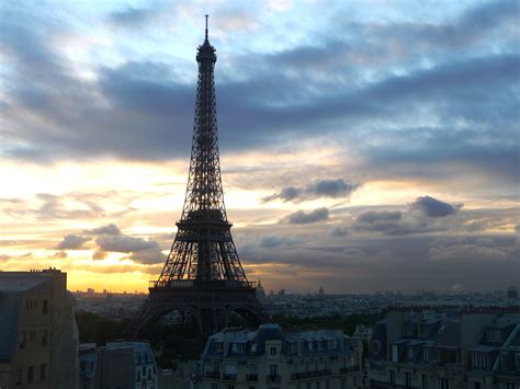 File:Tour Eiffel, aube sur Paris.jpg   Wikimedia Commons