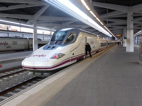 File:Tren AVE, en la estación de Valencia, España, Serie ...