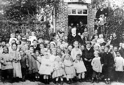 File:Victor Hugo et les enfants en 1882.JPG   Wikimedia ...