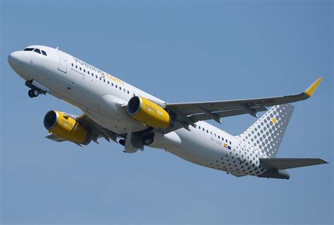 File:Vueling Airlines Airbus A320 232.jpg   Wikimedia Commons
