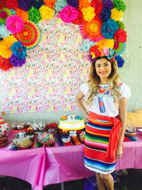 Flower backdrop Mexican theme fiesta. Mexican theme outfit ...