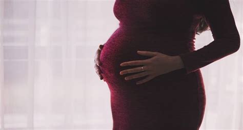 Flujo amarillo durante el embarazo: Causas, Consecuencias ...