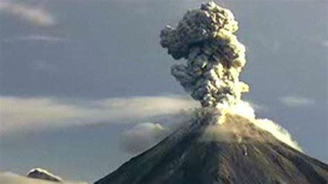 Footage of huge ash plume as Mexico s Colima volcano ...