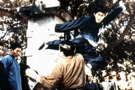 Foto de Bruce Lee en la película Karate a muerte en ...
