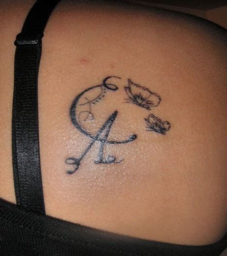 Foto : Tatuaje letra A en la espalda de una mujer