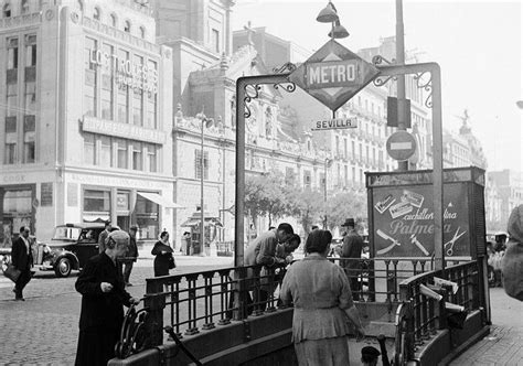 Fotos antiguas de Madrid: Entrando al metro  1959