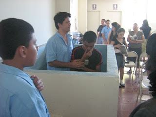 Fotos de la toma de confesión y bautismo del joven Kevin.
