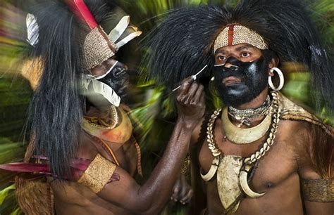 Fotos: Macrofiesta en Papúa   Maquillaje y plumas