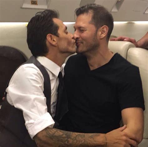 [Fotos] Marc Anthony besa en la boca a varios hombres ...