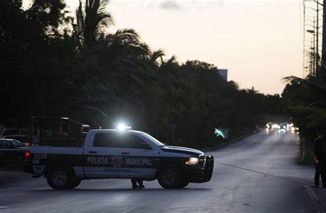 Four killed as  gangsters  shooting Mexican government ...