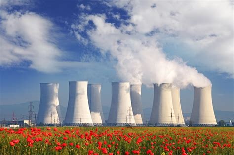 Francia cerrará 17 reactores nucleares antes del 2025