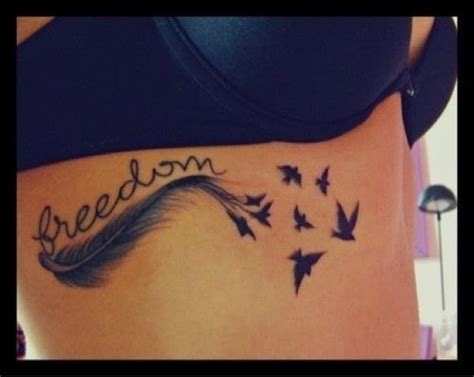 Frase: Freedom, Pluma y Aves   Tatuajes para Mujeres