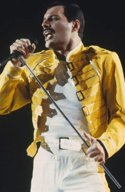 Freddie Mercury death: Queen singer had ‘very little foot ...