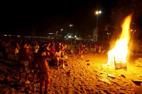 Fuego, playa y amigos en la noche de San Juan
