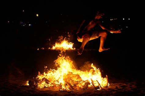 Fuego, playa y amigos en la noche de San Juan
