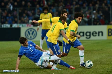Fútbol: Italia, 2   Brasil, 2  partido amistoso   3