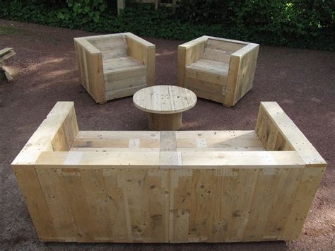 Garden furniture set built with pallets and a wooden ...