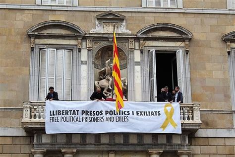 Generalitat cuelga la pancarta  Libertad presos políticos ...