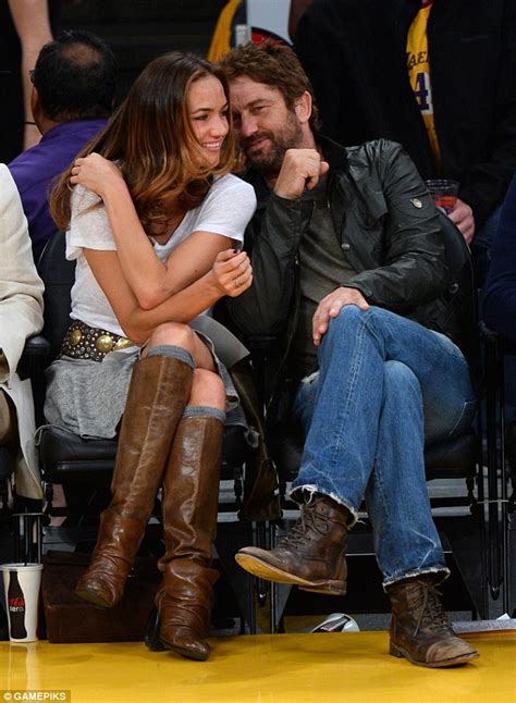 Gerard Butler cuddles up to girlfriend at the LA Lakers ...