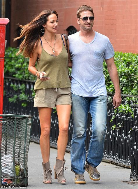 Gerard Butler packs on the PDA with girlfriend Morgan ...