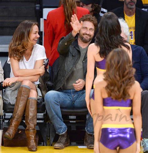 Gerard Butler y su novia, fans de Los Lakers