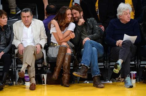 Gerard Butler y su novia, fans de Los Lakers