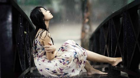 Girl in Rain Profile DP for Whatsapp and Facebook ...