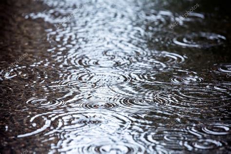 Gotas de lluvia cayendo en el agua — Foto de Stock ...