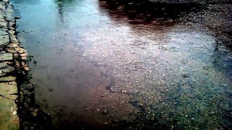 Gotas de lluvia en charcos.   YouTube