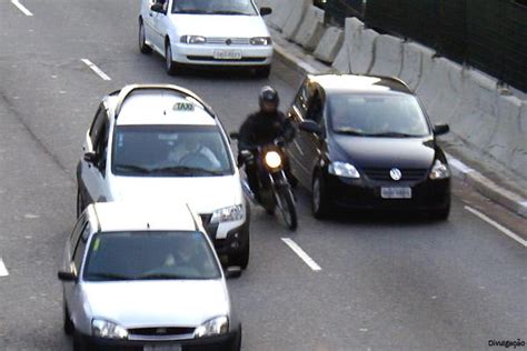 Governo quer proibir uso de “corredores” por motociclistas ...