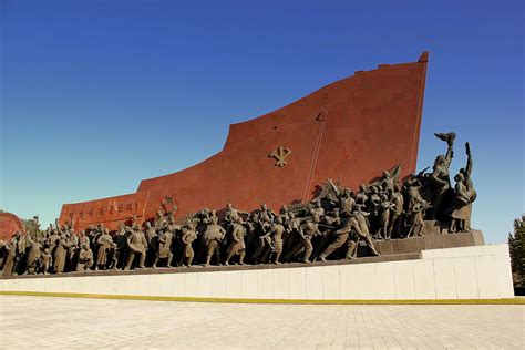 Gran Monumento de Mansudae, Monumento a Kim Il sung y a ...