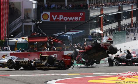 Grosjean, Alonso y Hamilton en el gran accidente de Spa ...