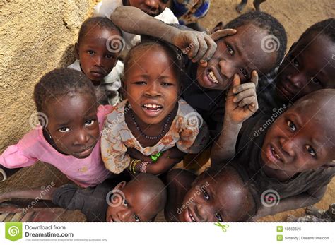 Grupo De Sonrisa Africana De Los Niños Foto editorial ...
