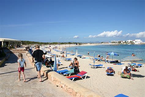 GUIDE beaches of Formentera. Es Pujols beach on the island ...