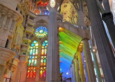Guide with Sagrada Familia tickets, sights, history and ...