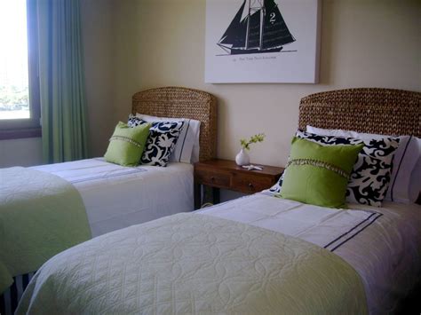 Habitación de invitados con dos camas :: Imágenes y fotos