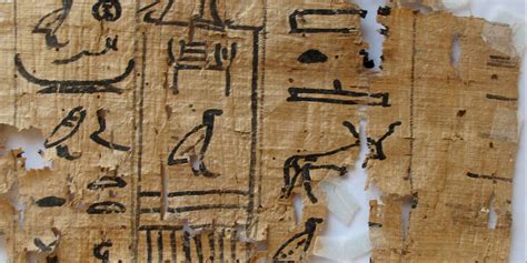 Hallan un papiro egipcio con consejos contra la resaca