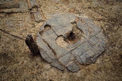 Hallan una rueda completa de la Edad del Bronce