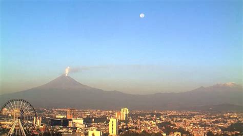 Hermosa... la luna y los volcanes Popocatépetl e ...