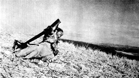 Historia de esta Imagen: 1936    The Falling Soldier ...