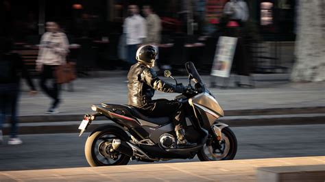 Honda Integra | Scooter with Motorbike Power | Honda UK