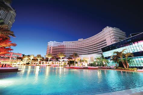 Hotel Thrillist Fontainebleau Miami | Jet Set Girls